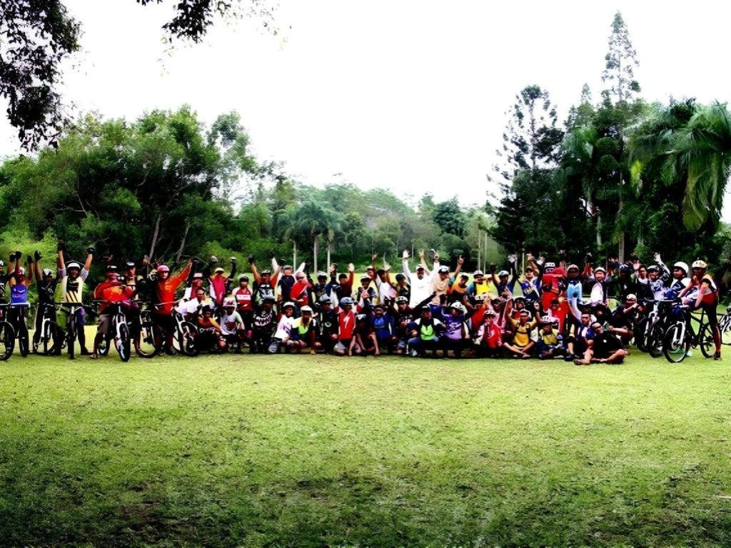 Augusta Sukabumi Hotel מראה חיצוני תמונה