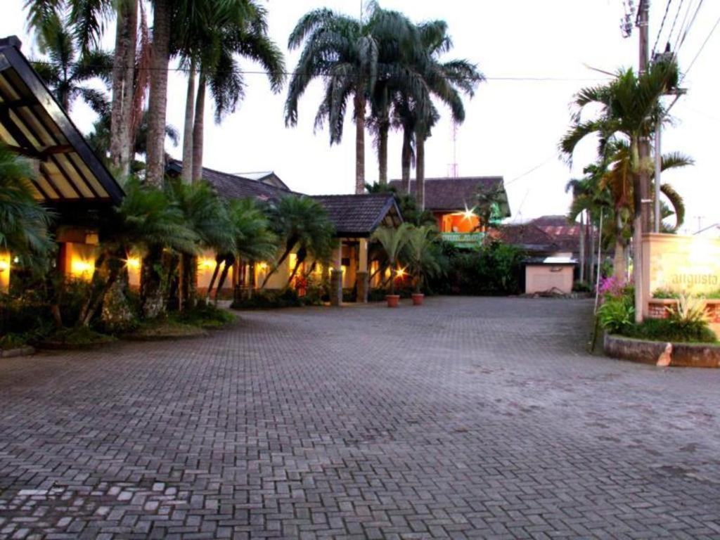 Augusta Sukabumi Hotel מראה חיצוני תמונה