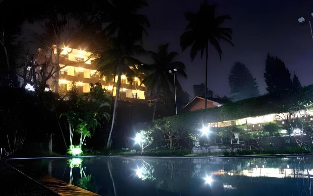Augusta Sukabumi Hotel מראה חיצוני תמונה